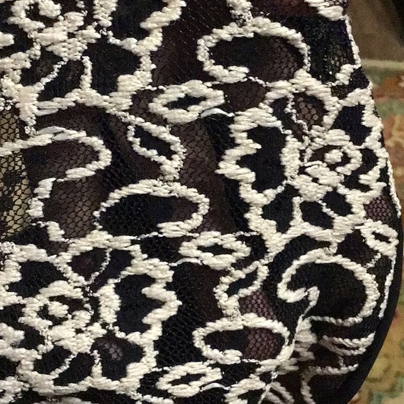 Julie’s Closet Chic Black and Cream Lace and Sheer  Sleeveless Blouse - Picture 10 of 13